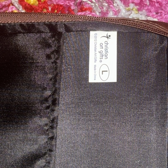 Christian Art Gifts Leather-look Brown Bible Cover Zip Around With Handle 11" - Picture 3 of 7